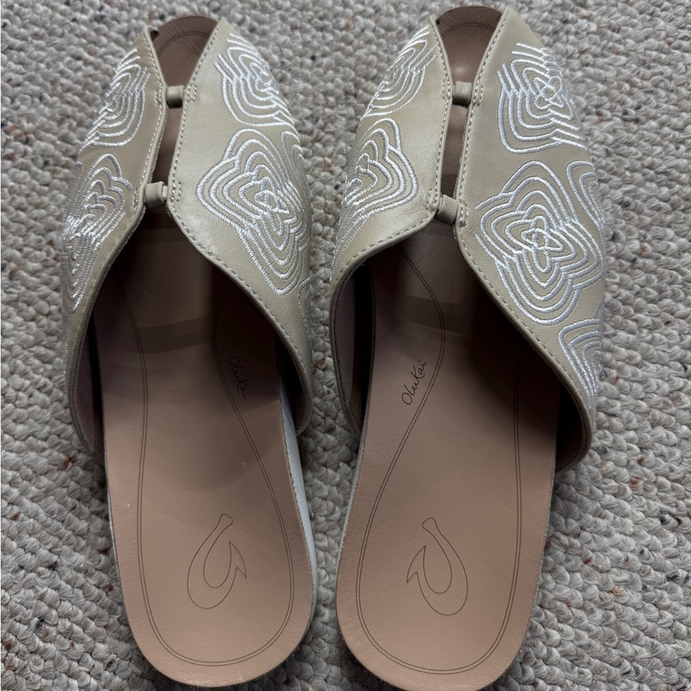 OluKai Women's Makanoe Embroidered Mules